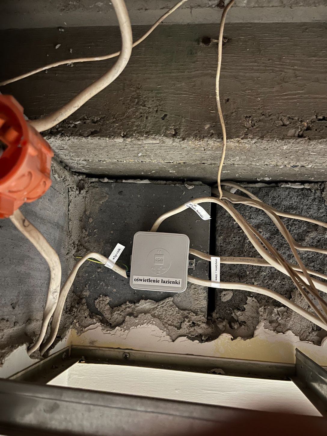 Prowadzenie instalacji nad sufitem podwieszanym
